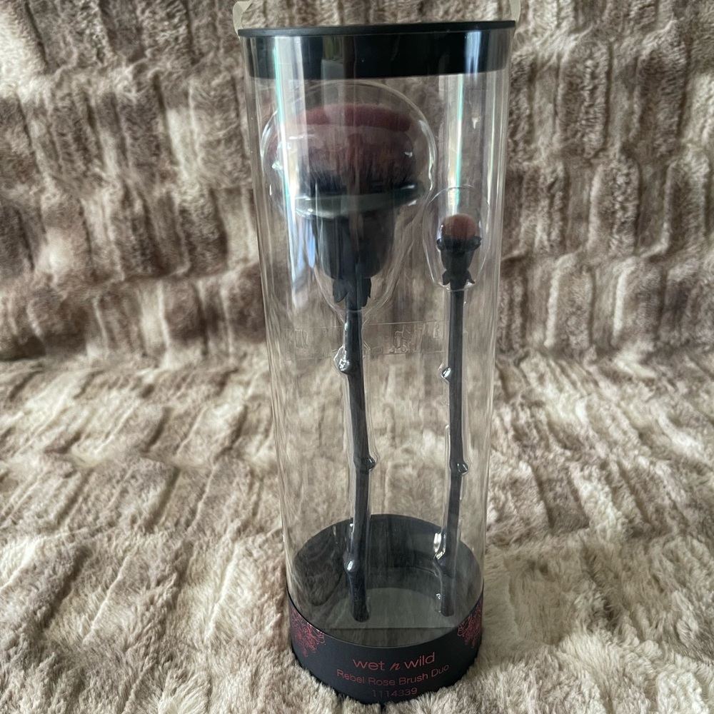 WET AND WILD REBEL ROSE BRUSH DUO